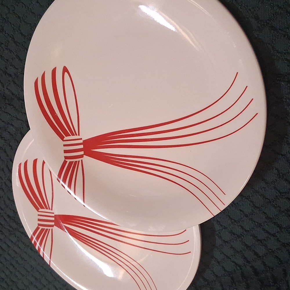 Set of 2 Plastic Plates with Red Bows.